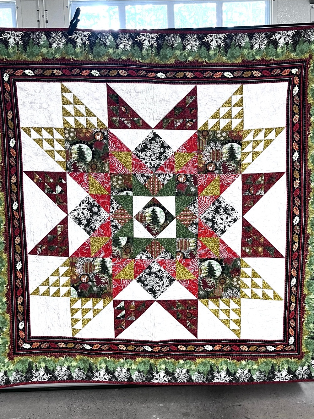 Festive Christmas Star Patchwork Quilt in Red, Green, White